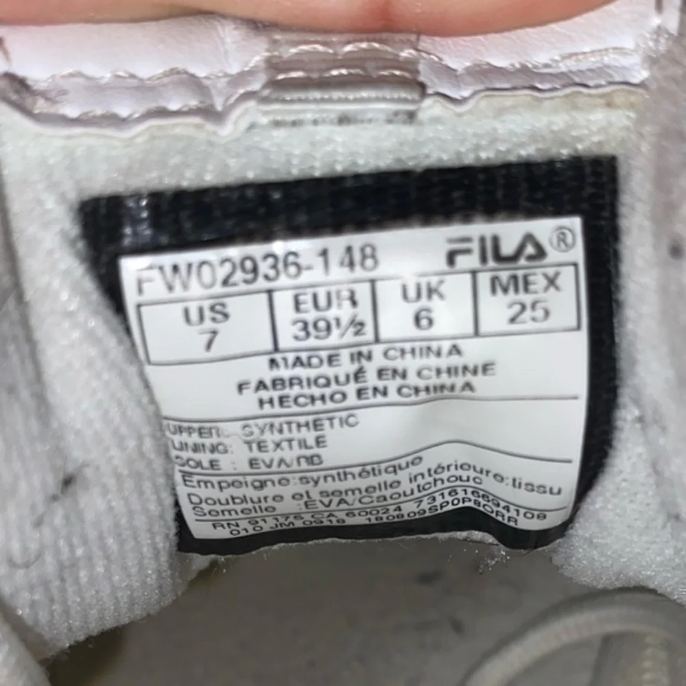 BOYS YOUTH 7/ WOMENS 8 WHITE FILA SNEAKERS❗️